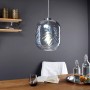 LUCE Design Pendelleuchte Nereide, seeblaues Glas mit Wellenmuster, über Esstisch.