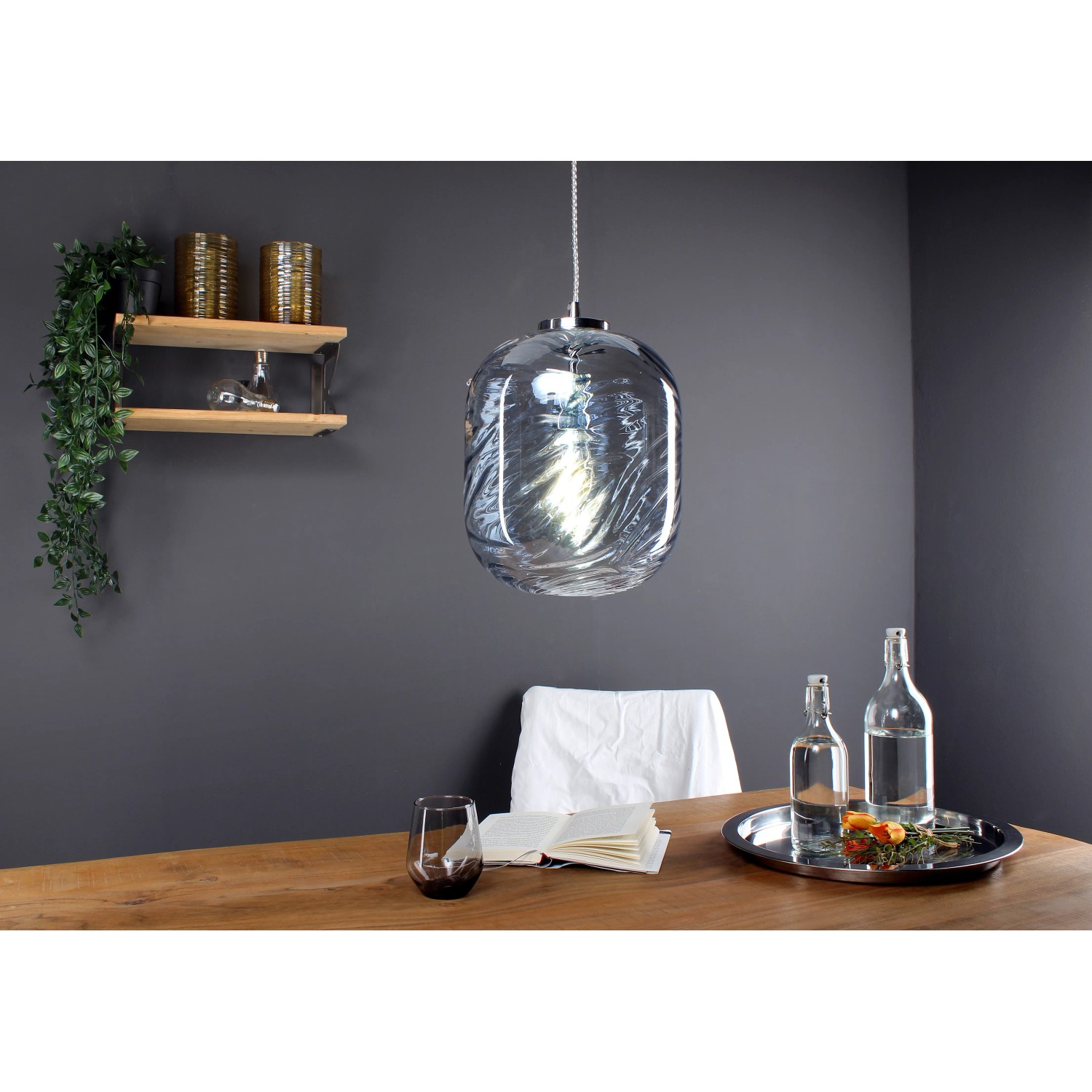 LUCE Design Pendelleuchte Nereide, seeblaues Glas mit Wellenmuster, über Esstisch.