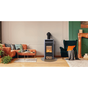 Fireplace Kaminofen Santa Fe Speckstein 6 kW im Wohnraum mit brennendem Feuer.