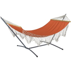 Terracottafarbene Hängematte Salcha mit Volants und grauem Metallgestell für Garten oder Terrasse.