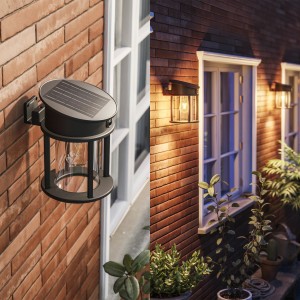 Philips Geri Solar Wandleuchte mit Bewegungssensor, schwarz, an einer Backsteinwand montiert.