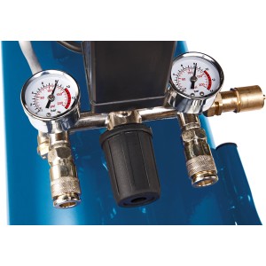 Detailaufnahme: Scheppach HC 52dc Kompressor mit Manometer und Anschlüssen.