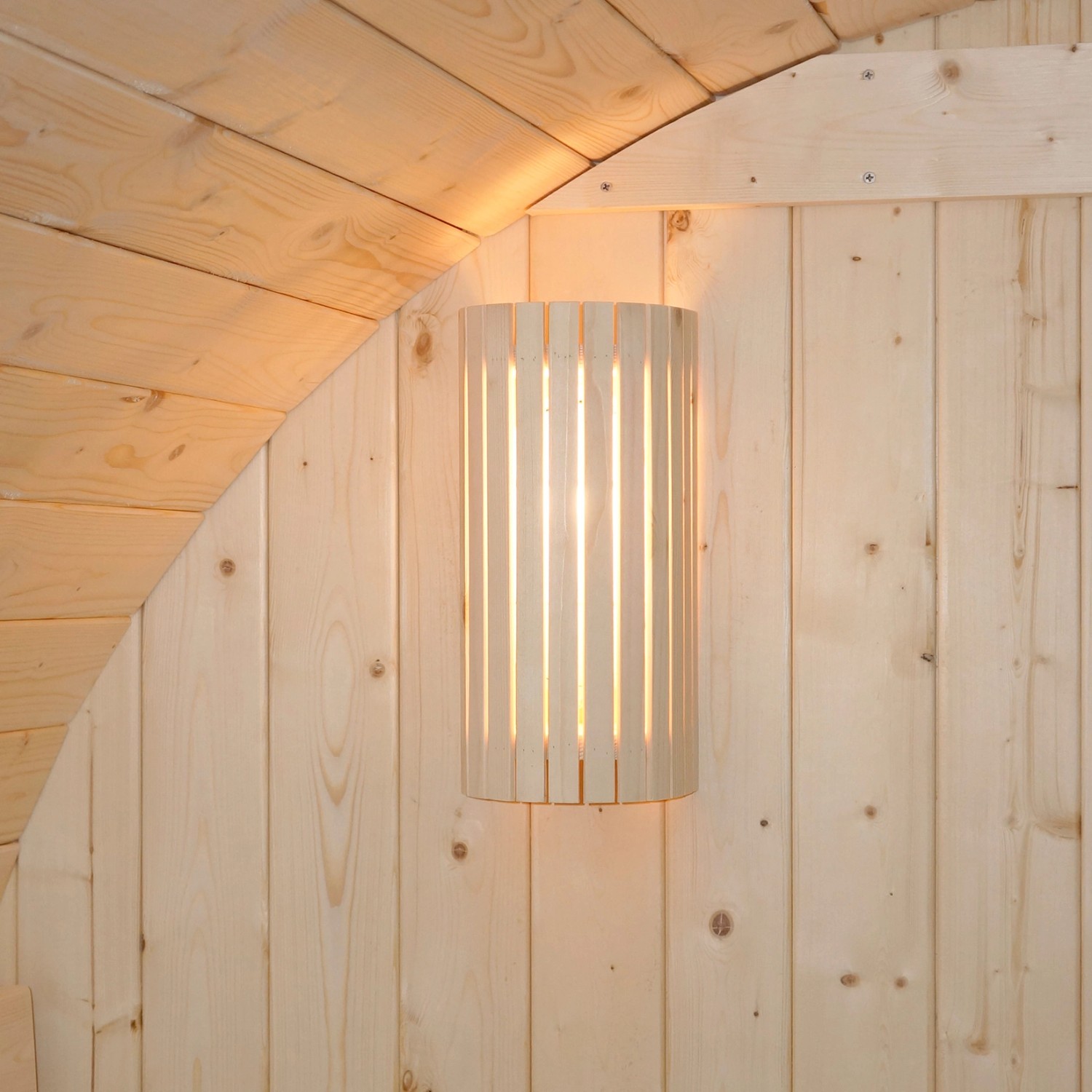 Ambiente-Beleuchtung in Home Deluxe Fasssauna Lahti Deluxe L aus hellem Holz.