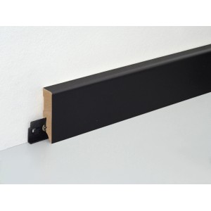 Schwarze FN Neuhofer Sockelleiste FU062L (RAL9005) mit Clip-Montage an einer Wand.
