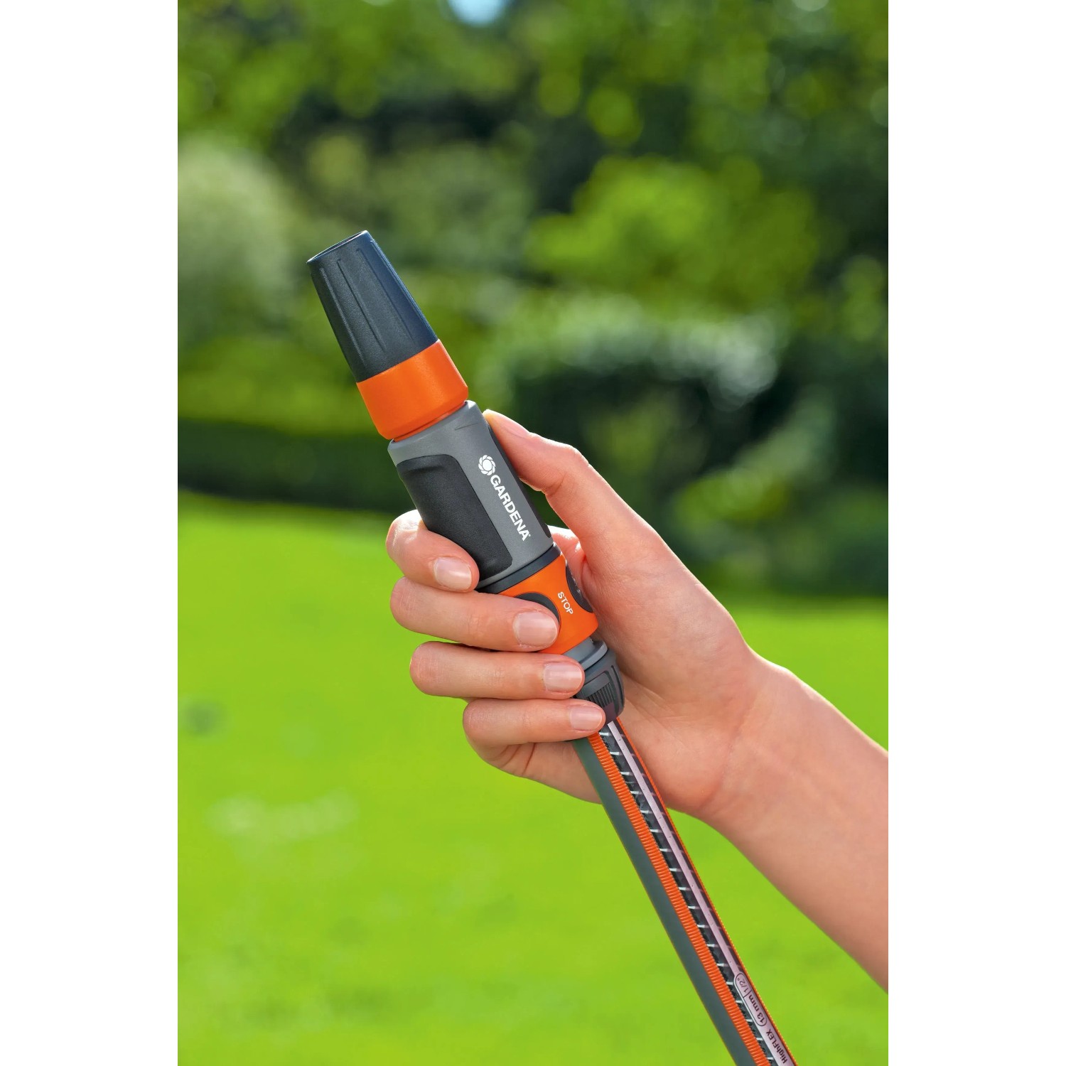 Gardena Wasserstopp für 13 mm (1/2) und 15 mm (5/8) Schlauch in Hand gehalten.