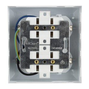 REV Ritter Aufputz-Steckdose PlanoLuxe 4-fach, weiße Mehrfachsteckdose mit rückseitigen Anschlüssen.