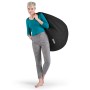 Frau mit schwarzem Sitting Point Sitzsack Easy 220 l über der Schulter.