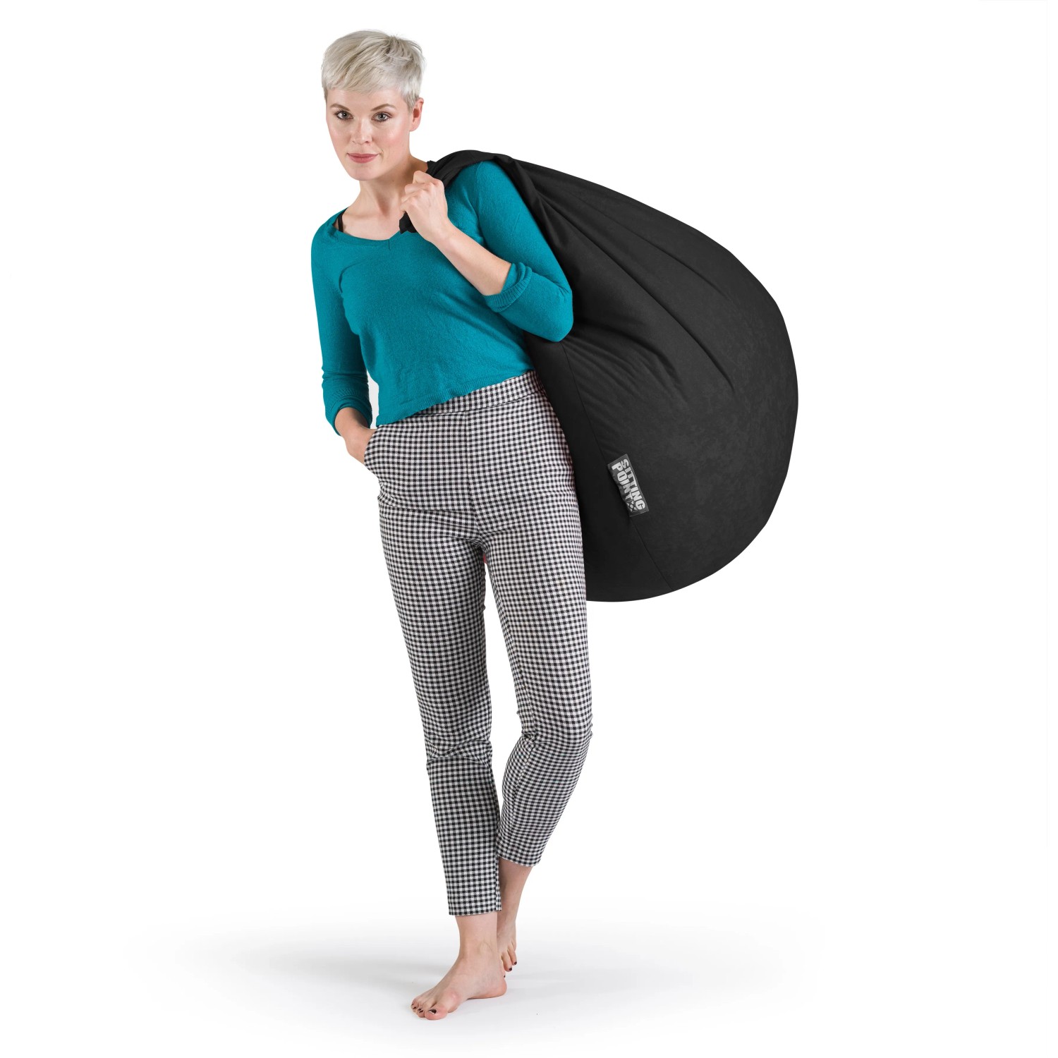 Frau mit schwarzem Sitting Point Sitzsack Easy 220 l über der Schulter.