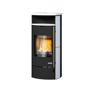 Accente Kaminofen Keramik 7 kW mit Holzfeuer im Brennraum.