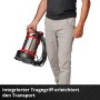 Mann trägt Einhell GE-DP 7535 N LL Eco Flutset. Die Elektro-Pumpe ist rot/silber und hat einen Tragegriff.