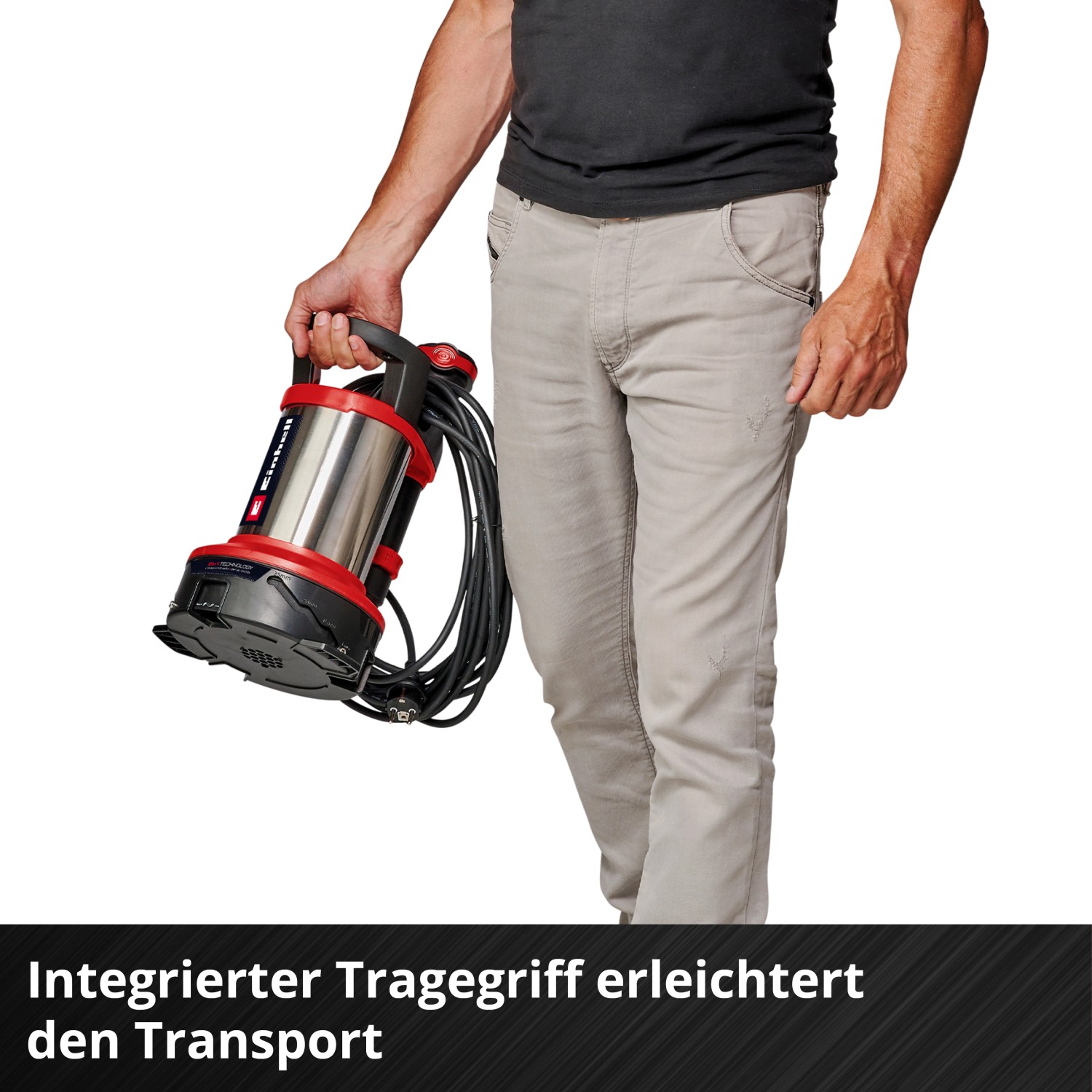 Mann trägt Einhell GE-DP 7535 N LL Eco Flutset. Die Elektro-Pumpe ist rot/silber und hat einen Tragegriff.