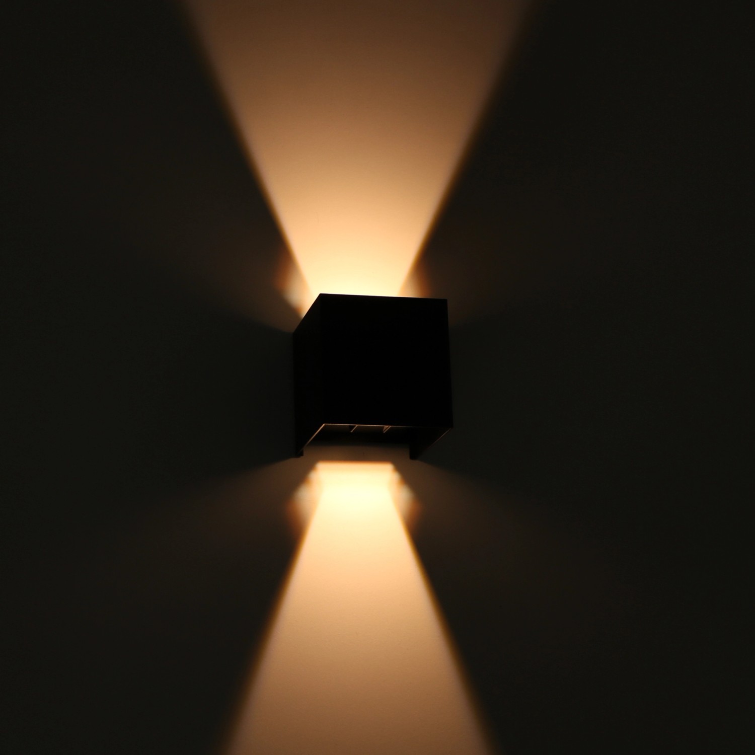 Schwarze, eckige LED`s light Außenwandleuchte mit warmweißem Lichtkegel.