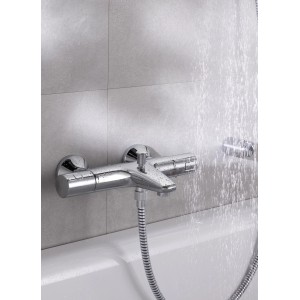 Grohe QuickFix Thermostat-Wannenarmatur Precision Start Chrom mit laufendem Wasser.