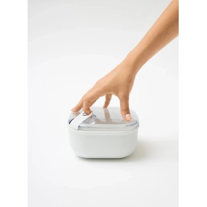 Weiße Rotho Frischhaltedose Ela 1 l mit Hand beim Verschließen. Vorratsdose für Küche.