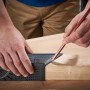 Wolfcraft 3D-Gehrungswinkel beim Anzeichnen auf Holz, ein nützliches Prüfwerkzeug.