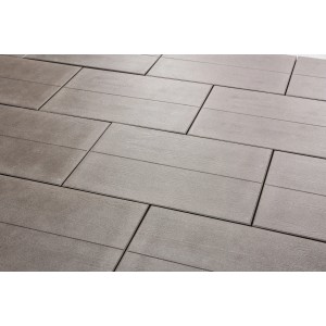 Terrassenplatten Holzoptik Marone, 60x40 cm, verlegt. Gehwegplatten mit Holzstruktur in Marone.