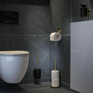 Freistehender Tiger Tune Reserverollenhalter aus gebürstetem Messing und Schwarz im Badezimmer.