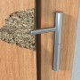 Anwendung des Fischer Möbelretters: Ausgerissenes Scharnier an Holzmöbel wird repariert.