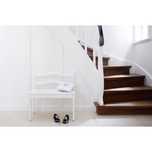 Heller Flur mit weißer Bank, Treppe und Alpinaweiß gestrichenen Wänden. Alpina Sprühlack seidenmatt.