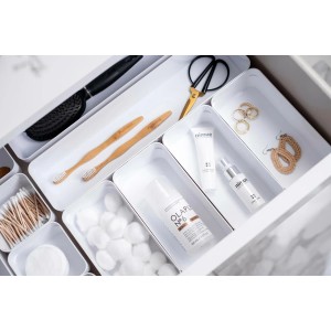 Weißer SmartStore Compact Sort 30x10 Organizer mit diversen Badartikeln in einer Schublade.