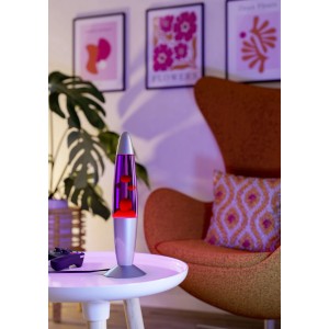 Eglo LED-Lavatischleuchte Silber/Violett/Rot, leuchtend mit rotem Wachs in violetter Flüssigkeit.