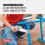 Person repariert blauen Stuhl mit Tesa Extra Power Universal Gewebeband in Silber. Ideal für Reparaturen & Abdichten.