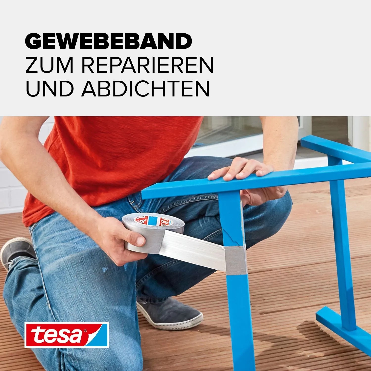Person repariert blauen Stuhl mit Tesa Extra Power Universal Gewebeband in Silber. Ideal für Reparaturen & Abdichten.