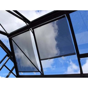 Juliana Schattierungsrollos (2 Stk.) im Gewächshaus, zur Regulierung von Licht und Temperatur.