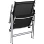 Zusammengeklappter Gartenstuhl der Sitzgruppe Suriname, Stahl silber, Textilbespannung schwarz.