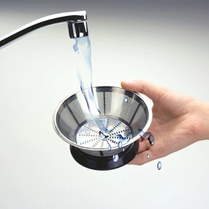 Edelstahl-Sieb des Silva-Homeline Entsafters unter laufendem Wasserhahn.