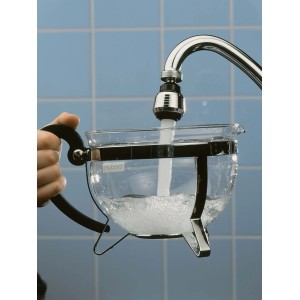 Verchromte Küchenbrause M22/M24 am Wasserhahn beim Befüllen eines Gefäßes.