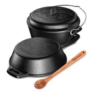 Petromax Spencer & Hill Set: schwarzer Gusseisen Dutch Oven, Gusspfanne und Holzlöffel mit Spencer & Hill Motiven. Grillutensilien.