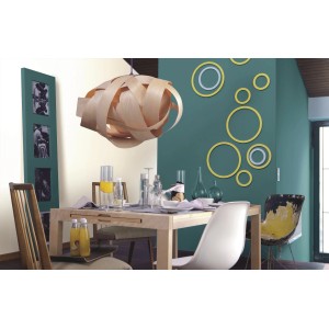 Wohnraum mit Wandfarbe Alpina Farbrezepte Petrol de Luxe, matte Akzentwand in Petrol.