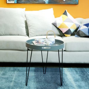 Kayoom Beistelltisch River graublau, runder Tisch mit Glasplatte und schwarzen Metallbeinen.