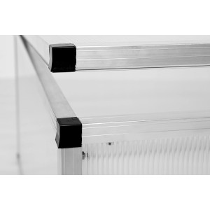 Detailaufnahme: KGT Frühbeet 210 Aluminium, Ecke mit schwarzem Verbinder und Hohlkammerplatten.