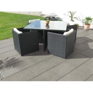 Diephaus Finessa Terrassenplatten in Mittelgrau unter einem Gartentisch mit Stühlen.