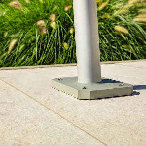 Terrassenhalterung Premium für Sonnensegelmast, Stahl, am Boden verschraubt.