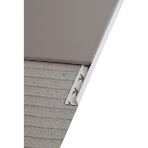 Graues, glänzendes PVC Winkelprofil (6x23x2500mm) als Fliesenschiene zwischen Fliese und Wand.