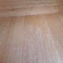Innenansicht des weka Gartenhaus 122 Gr.3 mit Holzwänden und -boden.