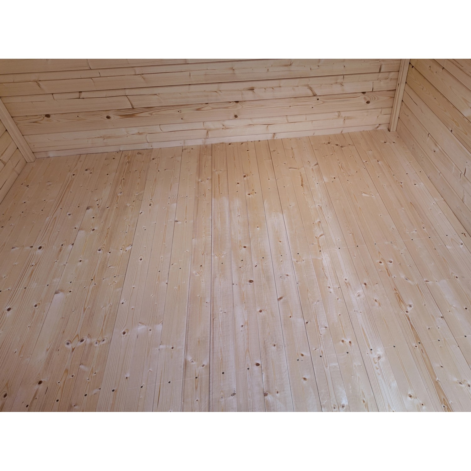 Innenansicht des weka Gartenhaus 122 Gr.3 mit Holzwänden und -boden.