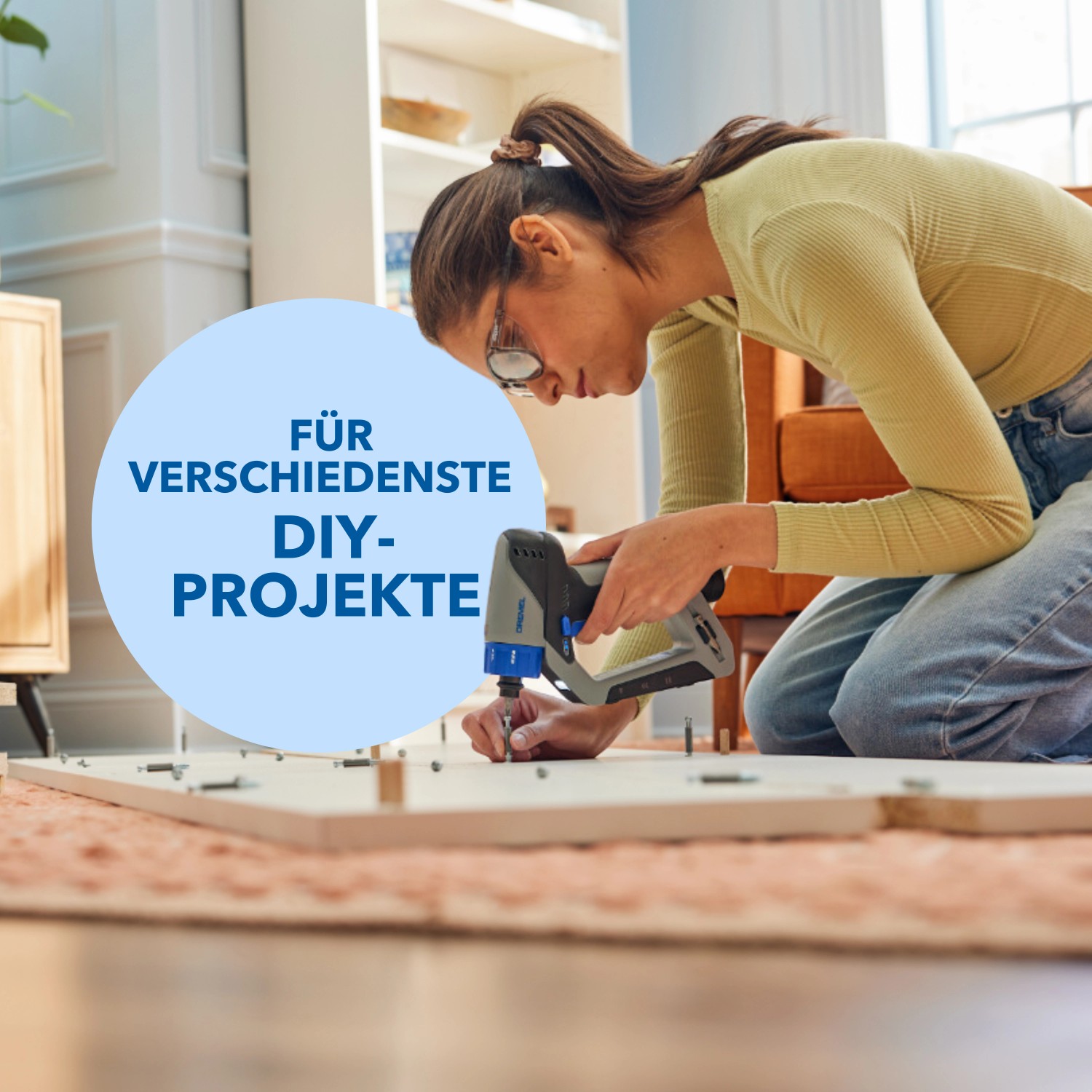 Frau schraubt mit Dremel Akku-Bohrschrauber DD12V-S1. Vielseitiges Werkzeug für DIY-Projekte.