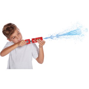 Kind mit roter Paw Patrol Wasserspritze aus Schaumstoff, die Wasser verspritzt.