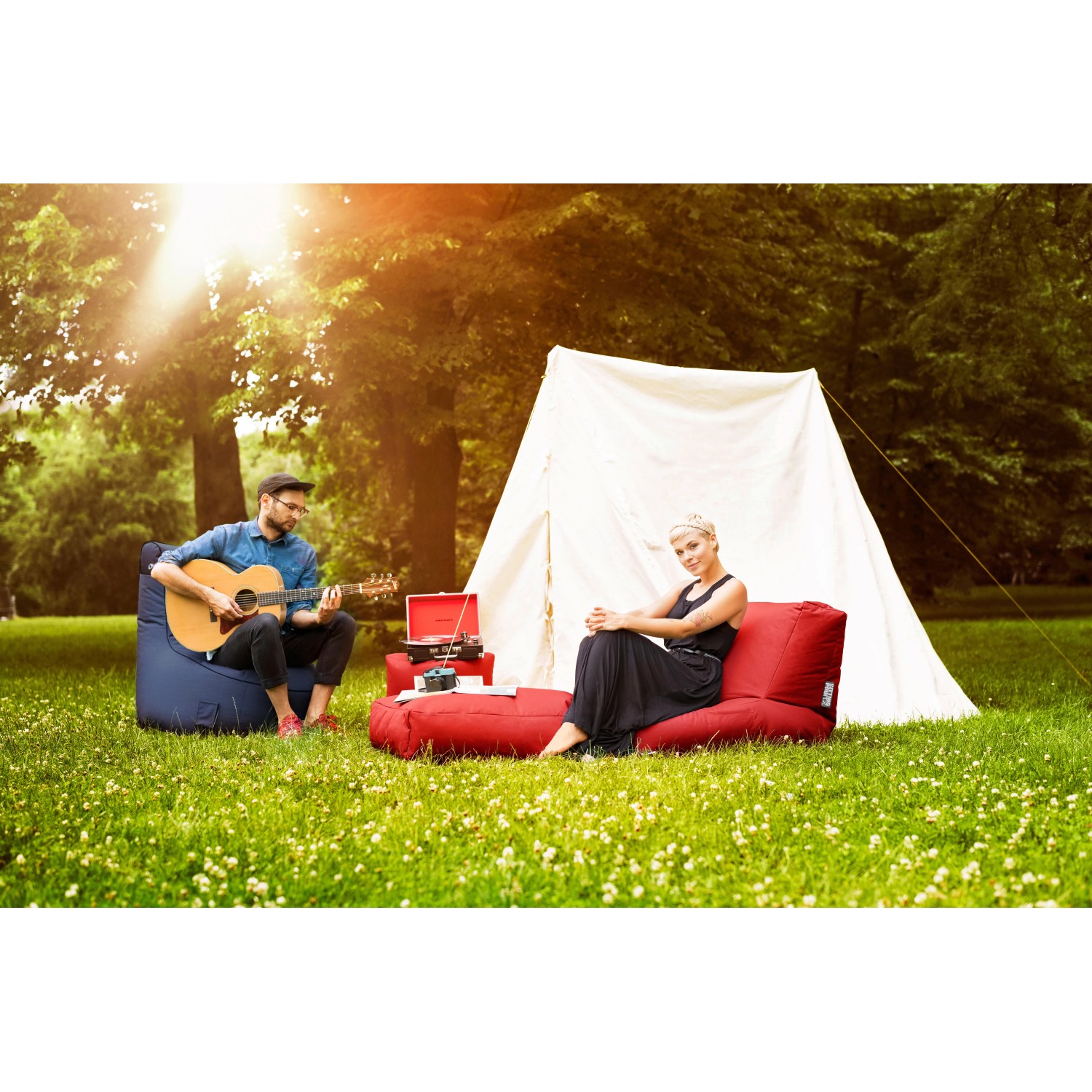 Szene mit Sitting Point Sessel Twist und Zelt im Freien. Entspannung im Garten.
