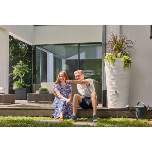Garantia Natura Regentonne 2in1 Arctic mit Pflanzschale (210 l) im Garten mit Paar.
