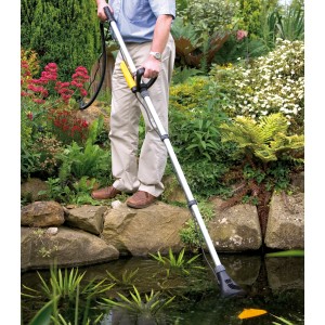 Hozelock Pond Vac Teichschlammsauger im Einsatz zur Teichreinigung.