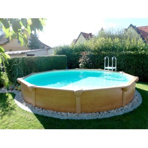 Runder Chemoform Stahlwandpool-Protector T60 (Ø 575 cm) im Garten mit Poolleiter.