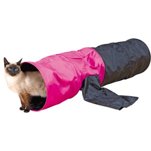 Katze im pink-schwarzen Trixie Spieltunnel (ø 30 cm x 115 cm) aus Polyester mit 4 Eingängen.