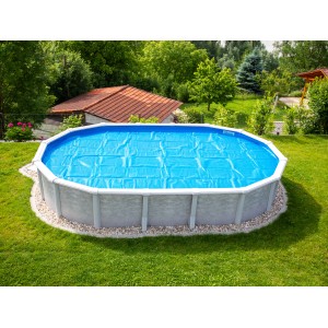Ovalpool mit blauer Steinbach Solarplane 630x360 cm. Pool Solarabdeckung schützt und wärmt.