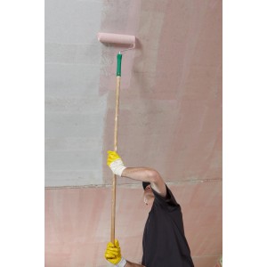 Anwendung von Knauf Betokontakt Haftgrund mit Farbroller auf Betonwand.