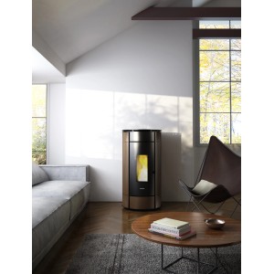 Freepoint Pelletofen Globe, Stahl braun, 10,5 kW, mit Automatik im Wohnraum.